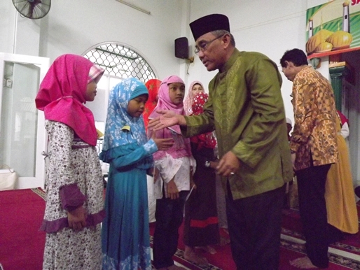 DKM Masjid Jami' Arroudloh Santuni Puluhan Anak Yatim