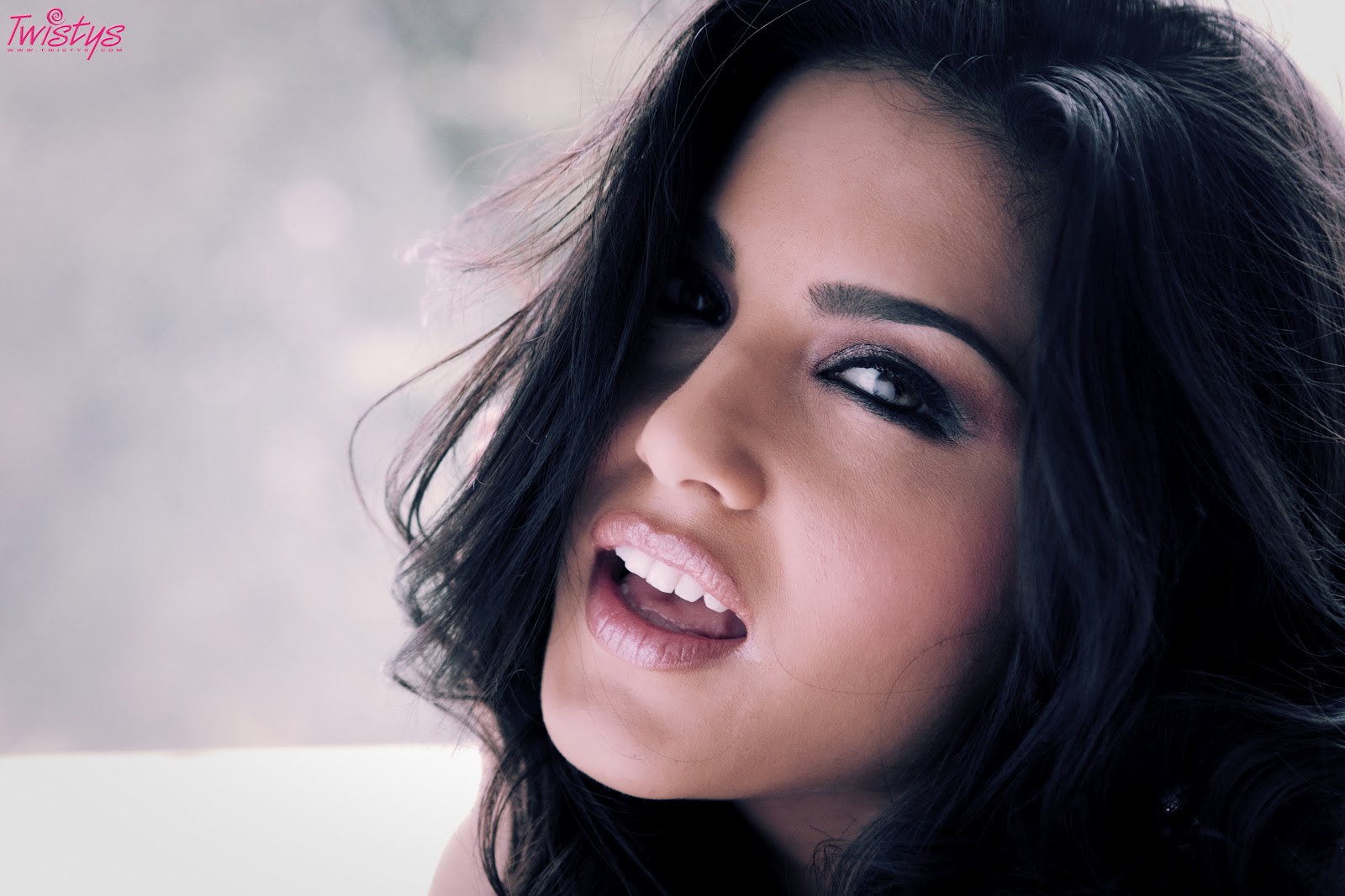 Sunny+Leone+wallpaper+-+FunBollywoodGo+(8)