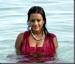 madalasa-sharma_bathing_hot pic