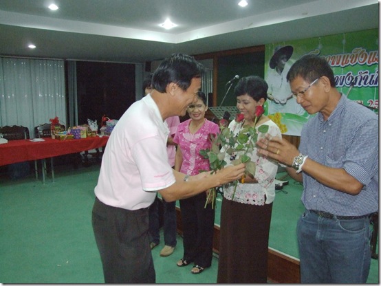ประธาน มอบดอกไม้