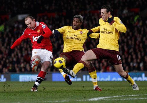 Wayne Rooney shoots pass Alexandre Song and Sebastien Squillaci, Manchester United - Arsenal