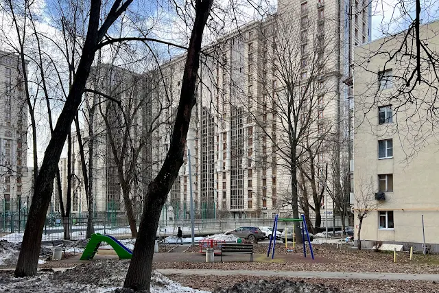 Измайловская площадь, дворы, жилой комплекс «Виноградный» (построен в 2014 году) – бывшая территория 1-й Меховой фабрики «Пролетарский труд»