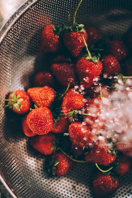 Fresas en un escurridor bajo el grifo