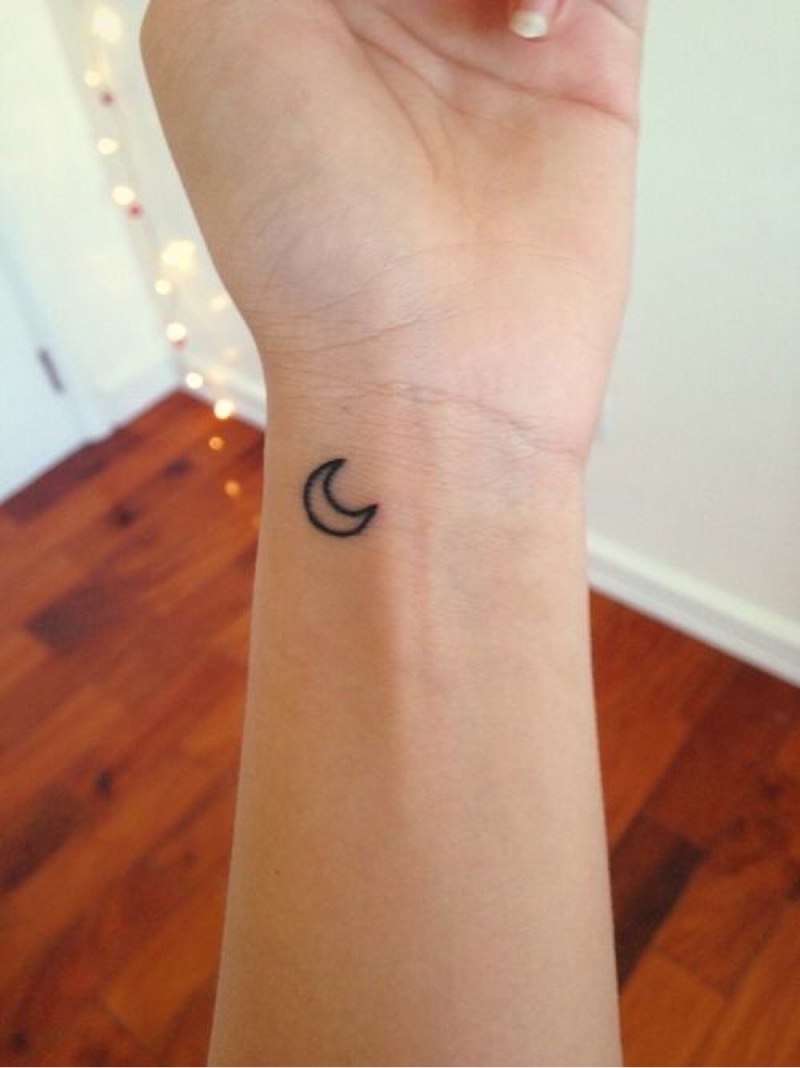 Bonito pequena lua tatuagem no pulso para meninas