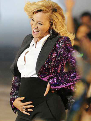Beyoncé's MTV VMAs Pregnant Dress,  Beyonce Shows Off Her Pregnancy in Lanvin at the 2011 MTV Video, Selena Gomez's daring VMAs dress, Beyoncé's big red carpet reveal