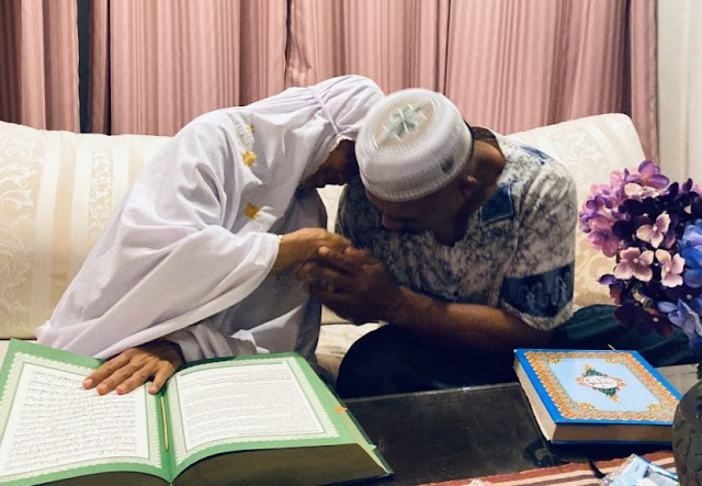 ANAK SOLEH! Anak kongsi foto ‘sejuk mata’, ramai idam relationship goal sama... tapi tak semua ketua keluarga mampu buat seperti bapa gadis ini! 