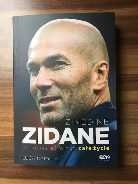 Recenzje #122 - "Zinédine Zidane sto dzięsięć minut, całe życie" - okładka książki pt."Zinédine Zidane sto dzięsięć minut, całe życie" - Francuski przy kawie