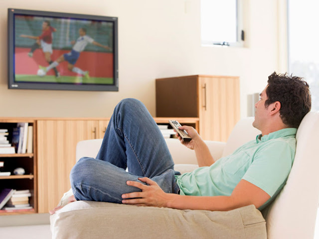 Bạn có biết xem tivi sai tư thế tác hại ra sao?
