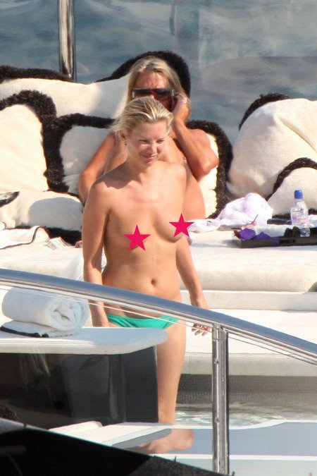 [gallery_main-0503_kate_moss_topless_05.jpg]