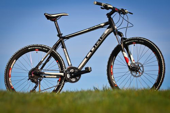 Bici robada: Cube Analog negra/blanca del 2012, talla 18