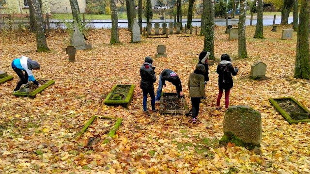 sprzątnie grobów przez harcerzy