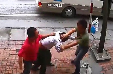 Hành khách bị đánh bê bết máu vì “ý kiến” với nhà xe