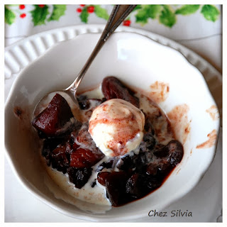 Compota de navidad: fruta al vino con helado de vainilla 