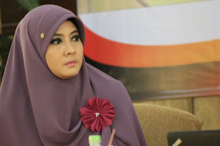 penulis berhijab syari