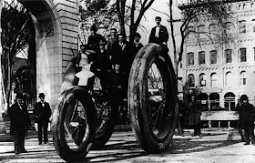 Curioso triciclo gigante de 1896