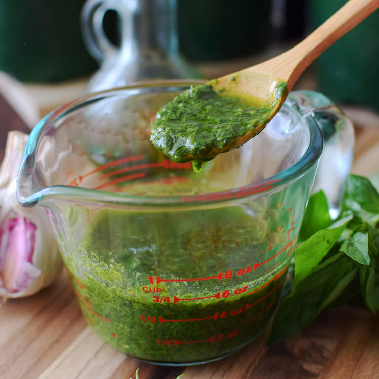 Receta para preparar vinagreta de albahaca y cilantro