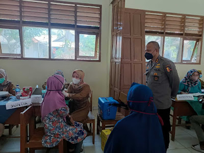 Kunjungi Desa Sawarna, Alumni Akpol 1999 Batalyon Endra Dharmalaksana Gelar Vaksinasi Berhadiah Sembako