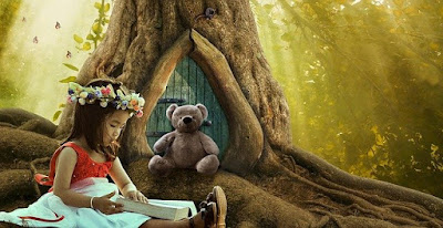 Una niña leyendo en la base de un árbol con un osos de peluche al lado