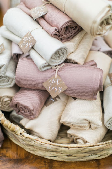 Ideas y detalles originales para bodas de invierno, mantas para invitados