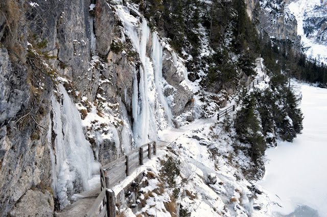 lago di braies inverno ghiacciato