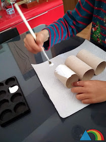 Pintando rollos de cartón de papel higiénico