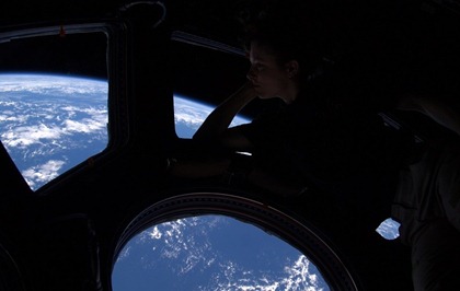 woman-astronaut-looking-at-earth-from-space-792x500