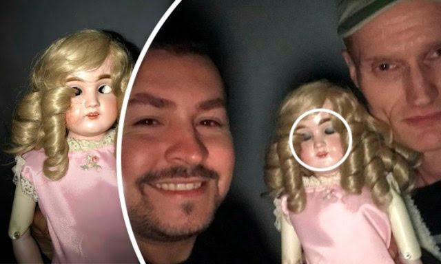 ¿Está poseída? Se toman selfie con muñeca antigua y captan escalofriante suceso