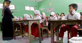 KEBIJAKAN BARU! TATAP MUKA GURU DI KELAS DIKURANGI