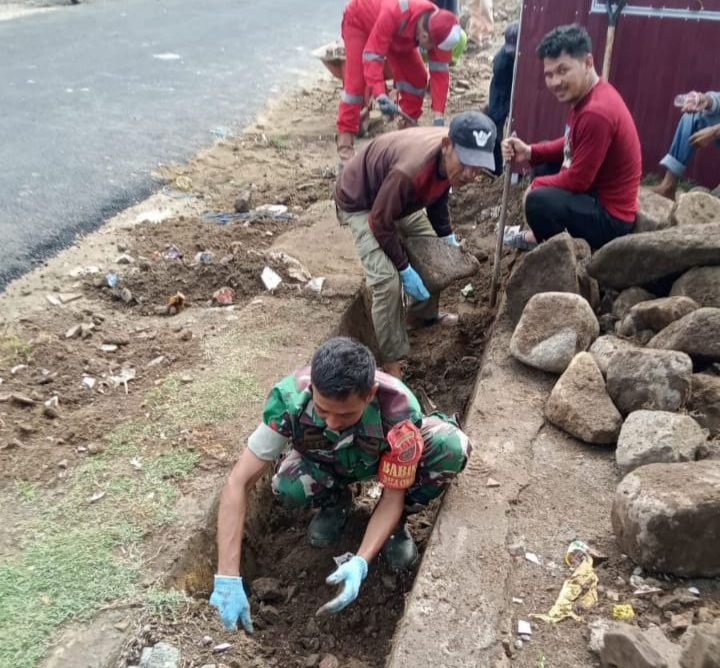 Cegah Banjir, Babinsa Bersama Warga Bersihkan Saluran Air di Desa Cikoang