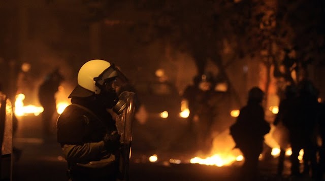 Νύχτα χάους στην Αθήνα με οδομαχίες, καμμένα αυτοκίνητα και ζημιές σε καταστήματα....