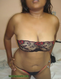 Hot Telugu Aunties Black Bra Show http://rkwebdirectory.com/