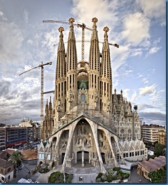 52544190e8e44eff020006cf_ad-classics-la-sagrada-familia-antoni-gaudi_sfpassio