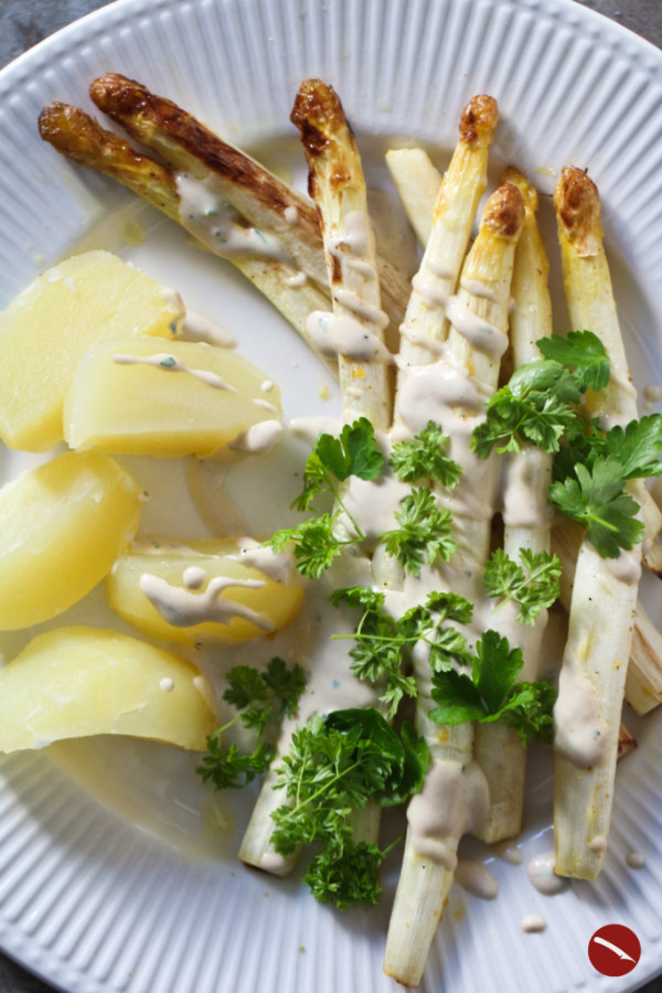 Dieses Rezept kombiniert weißen Spargel vom Blech mit zitronig-frischer Tahini-Sauce. Um die berühmteste Sauce des östlichen Mittelmeerraumes eleganter zu machen, solltet ihr den Knoblauch auf jeden Fall confieren! #tahinisauce #tahina #levanteküche #ottolenghi #israelische_rezepte #nenifood #haya_molcho #foodblog #arthurstochterkocht #spargel #weißer_spargel #sousvide #thermomix #mediterran