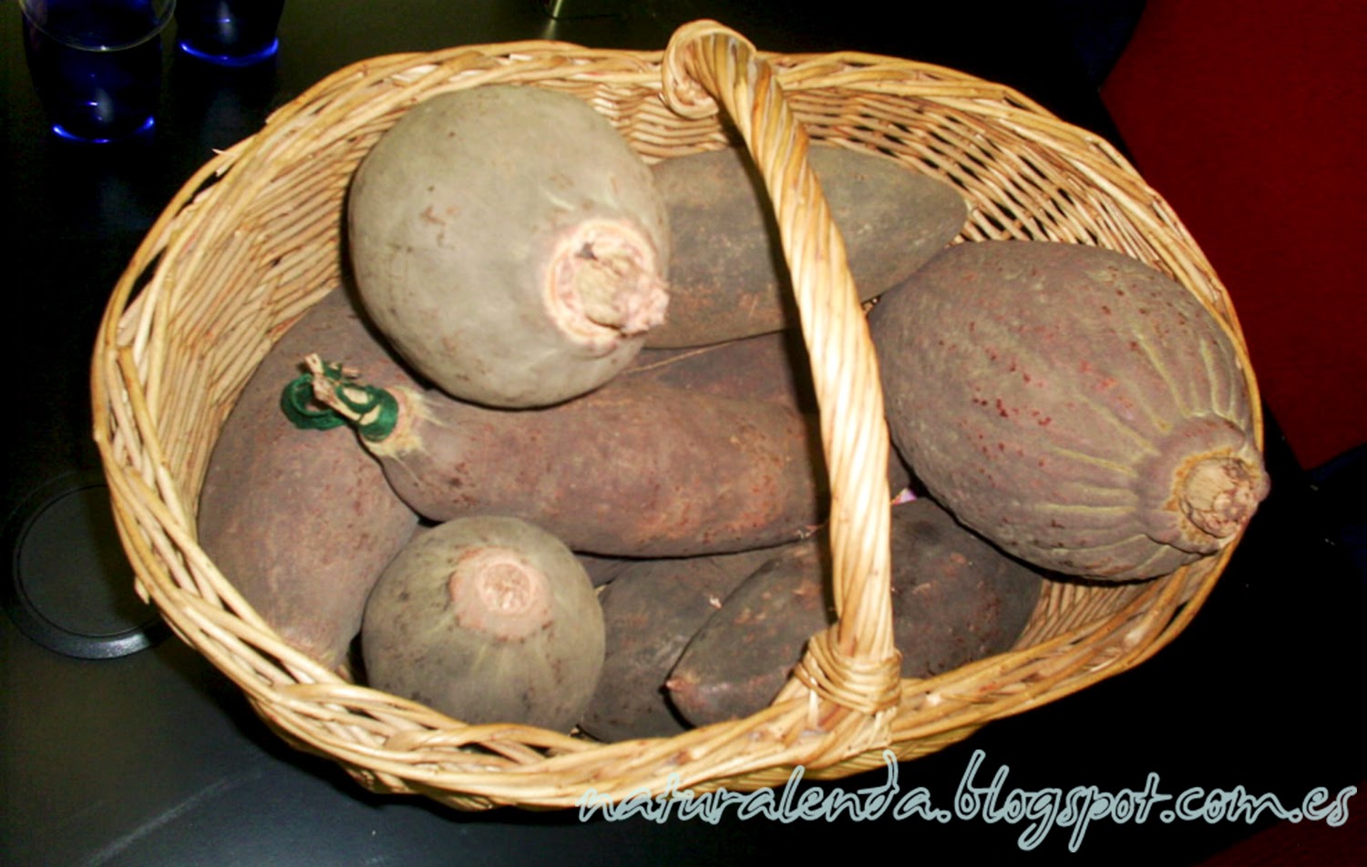 cesta con frutos de baobab