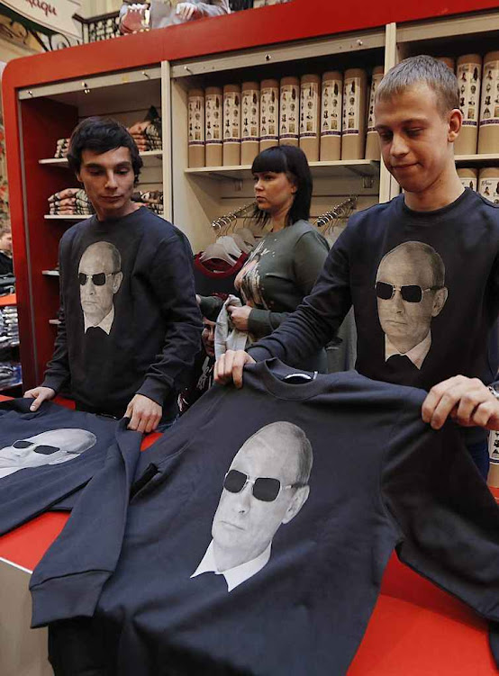 O artificial patriotismo induzido converge no culto da personalidade de Vladimir Putin. Loja em Moscou