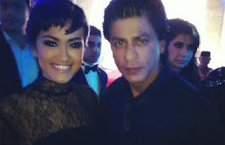 foto shahrukh khan saat konser di indonesia