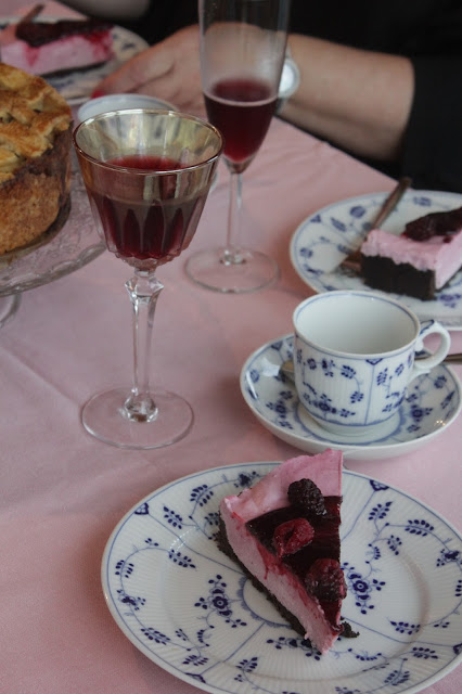 Wir sind verlobt: Beerige Torte | https://kuechenliebelei.blogspot.com/2017/09/verliebt-verlobte-beerentorte.html