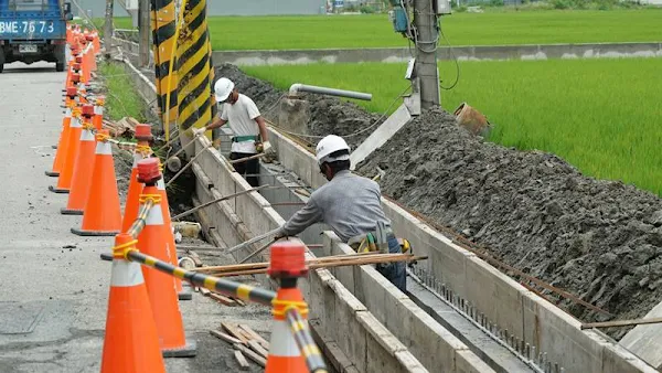 ▲東崎里打鐵巷道路排水改善工程預計在6月完工，將可提供良好道路環境及減少淹水事件發生。（圖／鹿港鎮公所提供）