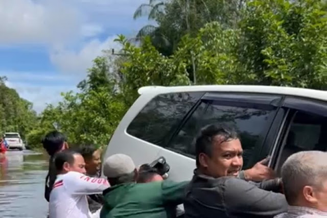 Sebuah mobil dinas milik Pemkab Kapuas Hulu terseret banjir