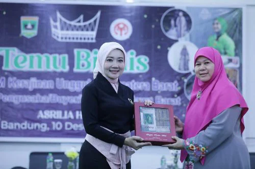 Umi Harneli Tawarkan Kerajinan Unggulan Sumbar di Acara Temu Bisnis UMKM di Bandung