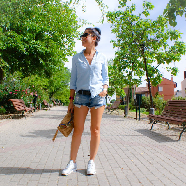 LOOK de primavera con camisa, shorts y zapatillas Reebok Classic