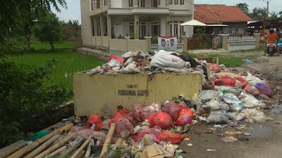 WARGA DESA JENGGOT   KELUHKAN TUMPUKAN SAMPAH DI TPA