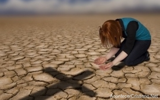 Mujer orando en el desierto