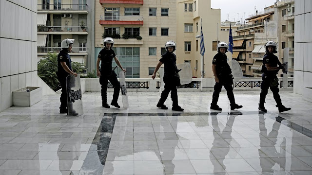 Επίθεση αντιεξουσιαστών σε αστυνομικούς στο Πρωτοδικείο Αθηνών