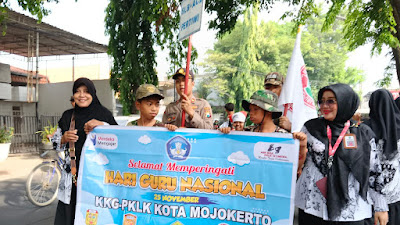 KKG PKLK Kota Mojokerto Menggelar Pawai Dalam Memperingati Hari Guru Nasional