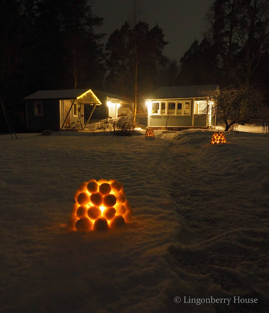 Lingonberryhouse, lumilyhty, snow lantern, talvi, winter, leisure home, mökki