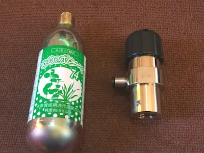 レギュレーターとCO2ボンベ