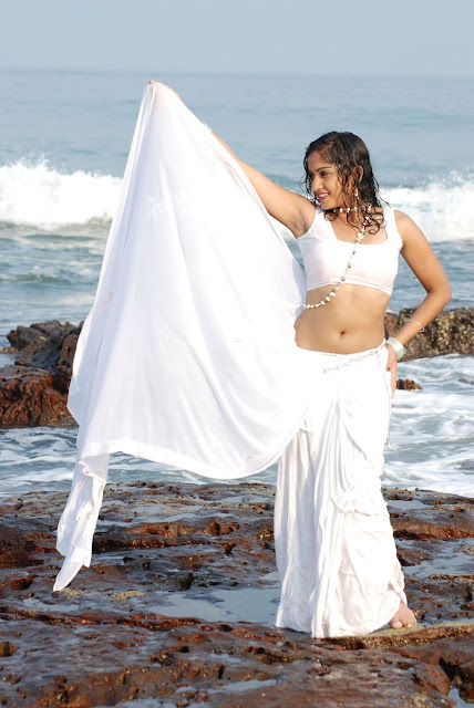 madhavi latha blod still pics.