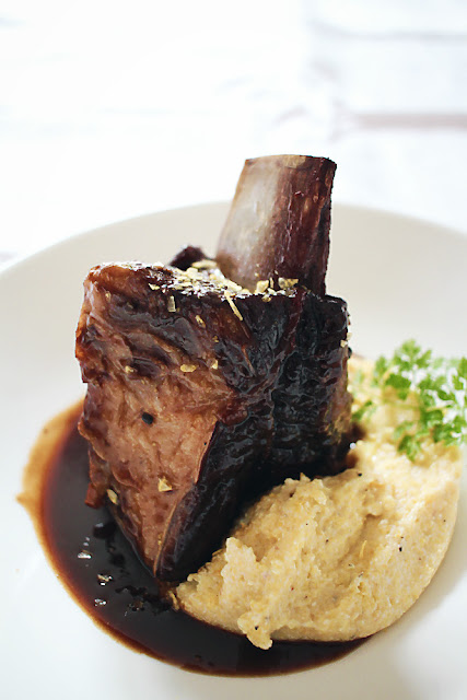 Für dieses Rezept werden Short Beef Ribs in Cola und Rotwein geschmort und mit cremigem Risotto serviert – frei nach Sydney Adamu, der Haute Cuisine gestählten Köchin in der Serie "The Bear" #shortribs #braised #beefribs #beef #querrippe #zwerchrippe #schmoren #rotwein #cola #risotto #butterzart #serie #the_bear #arthurstochterkocht #foodblog