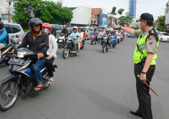 KAPOLRESTABES SURABAYA MENYAPA WARGA PEMAKAI JALAN, SAMPAIKAN PESAN-PESAN TERTIB LALU LINTAS